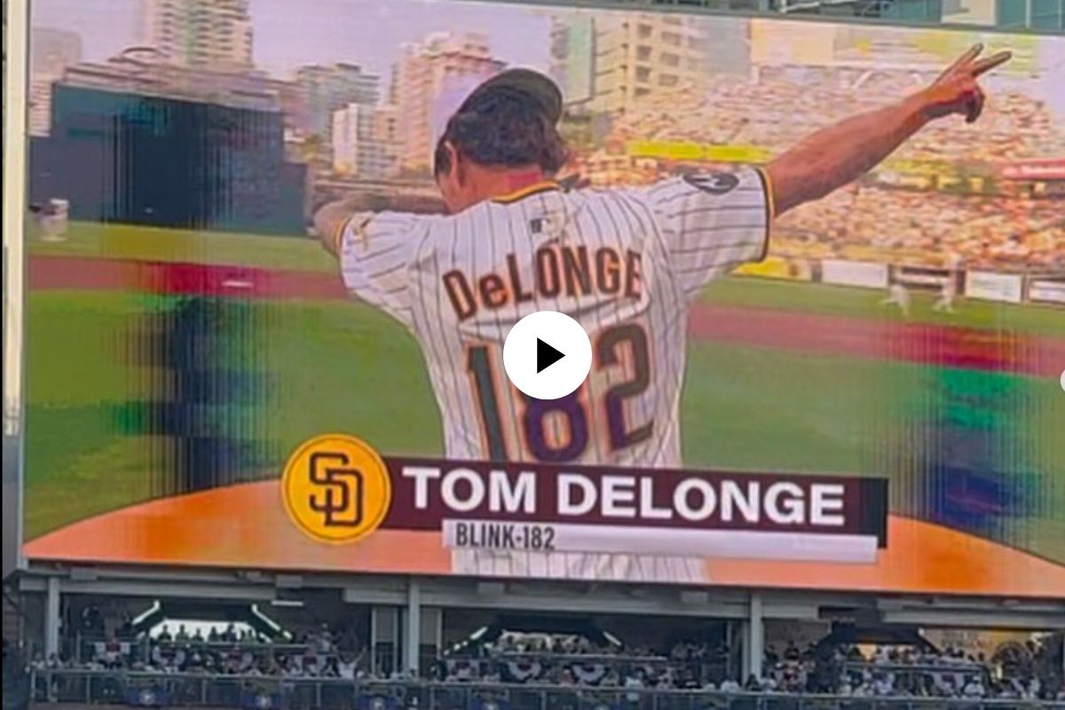 Tom DeLonge lanzó la primera bola en el inicio de la Serie por el Wildcard en el Petco Park. (Foto: Especial)