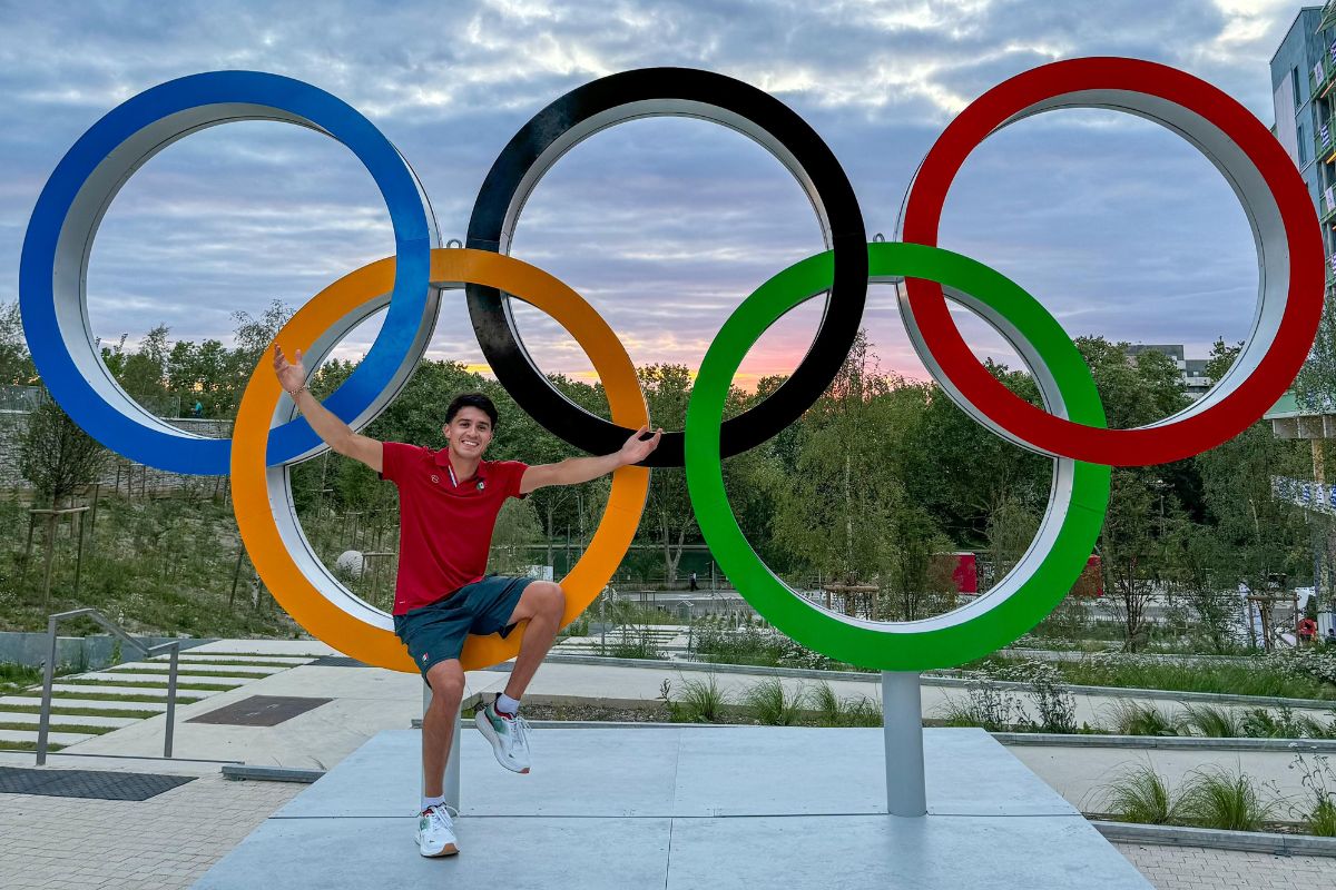 Alexis López ya posa en la Villa Olímpica de París 2024. (Foto: Conade)