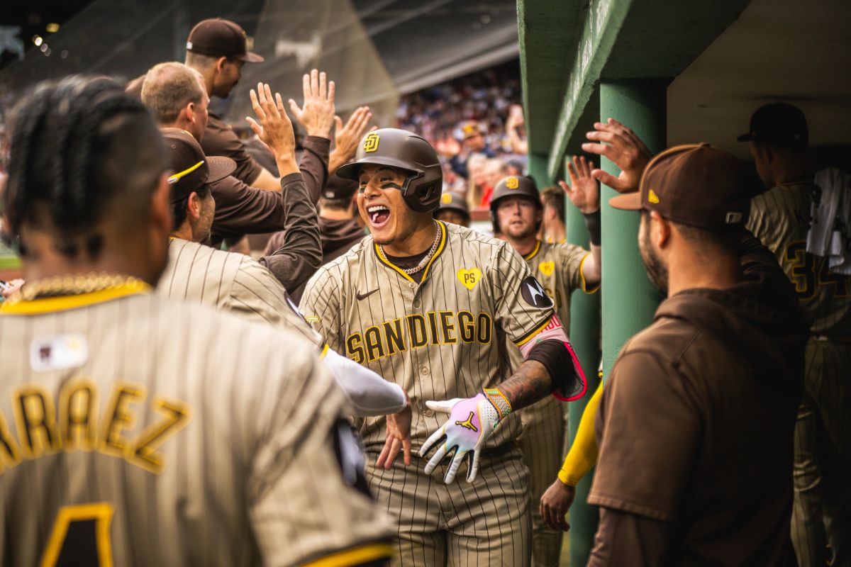 Manny Machado la botó dos veces en el segundo juego vs Boston. (X @Padres)