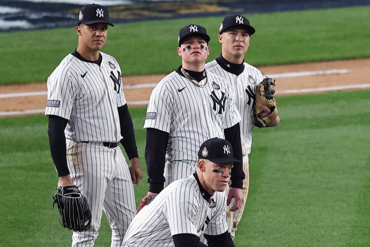 Alex Verdugo (Centro) fue uno de los jugadores clave de los Yankees en el primer triunfo de la Serie Mundial. (Fotos: X @Yankees)