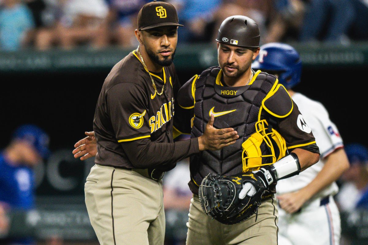 Robert Suárez (izq.) llegó a 21 salvados en la Temporada 2024 de la MLB. (Foto: X @Padres)