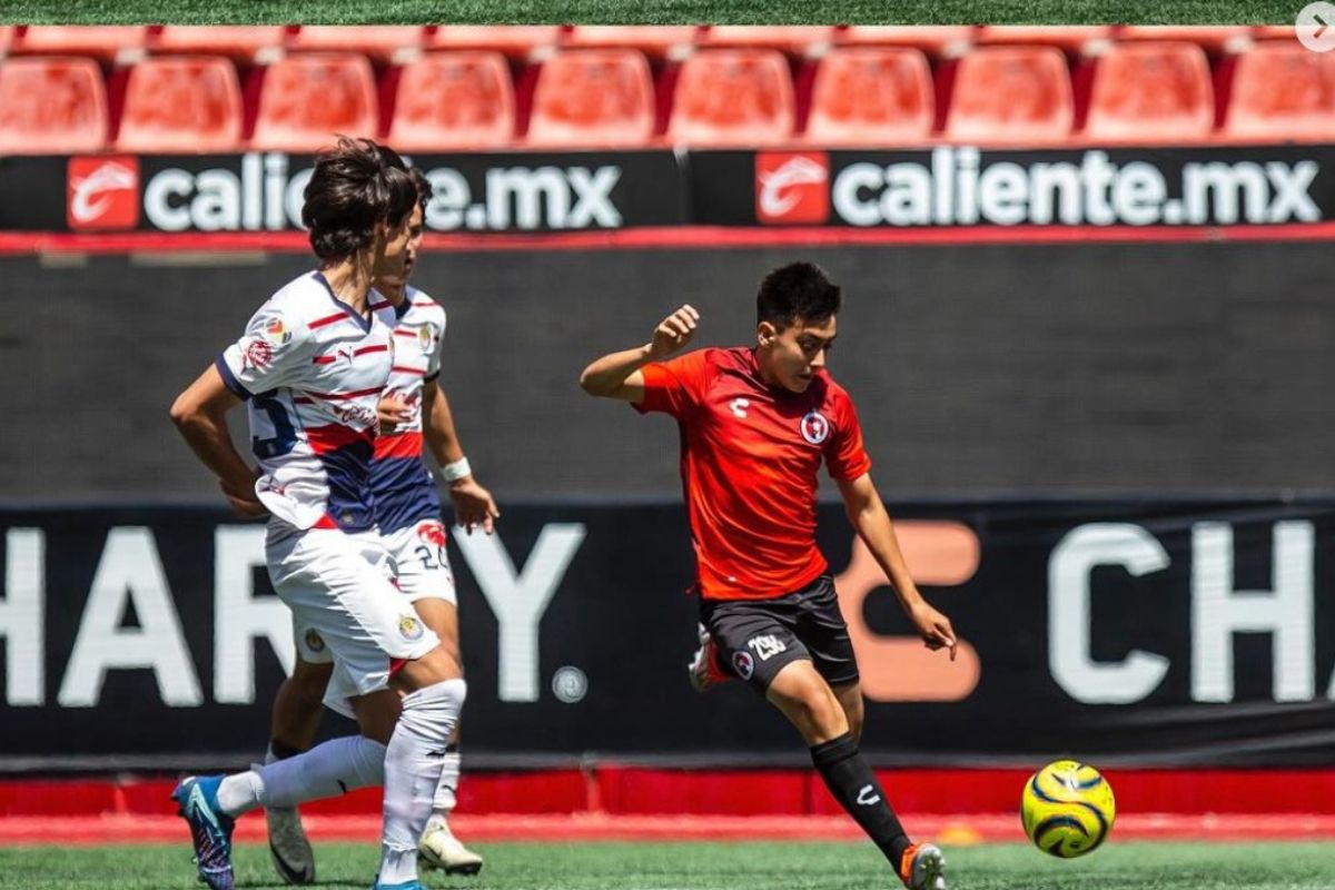 Gilberto Mora Jr. sin portar publicidad en el uniforme.