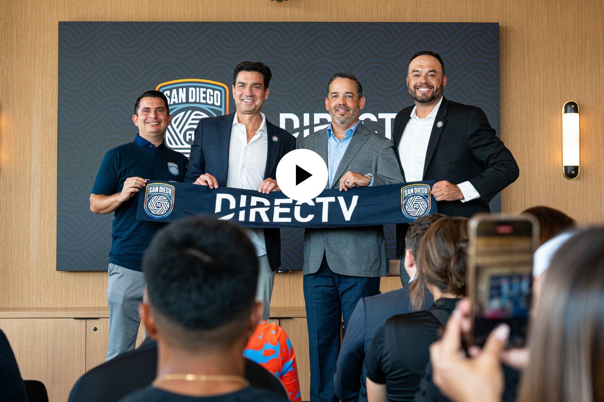 Vince Torres y Tom Penn posan tras anunciar a Directv como patrocinador principal del jersey del SDFC. (Fotos: Cortesía SDFC)