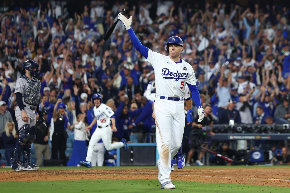 Freddie Freeman dio el triunfo a LA en el arranque del "Clásico de Otoño". (Fotos: X @Dodgers)