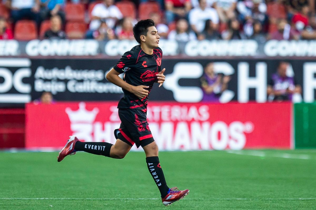 Gilberto Mora Jr. se convirtió también en el más joven de Xolos en la Liga MX. (Fotos X @Xolos)