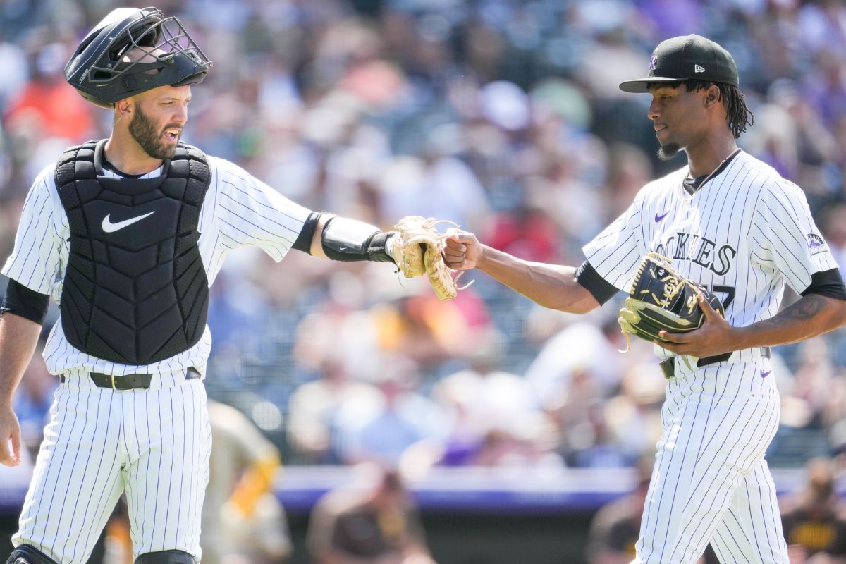 Los Padres fueron sorprendidos por Colorado, últimos de la Oeste en la LN. (Fotos: X @Rockies @Padres)