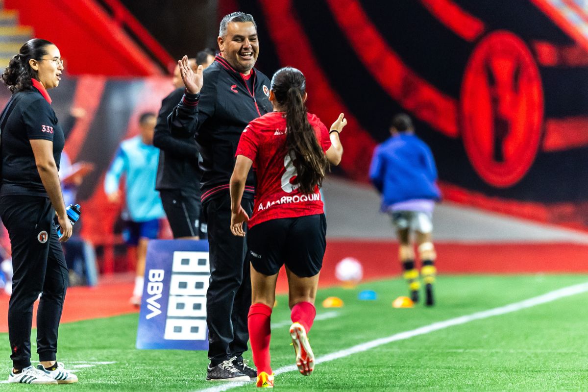 Juan Romo tiene buenos números en el torneo como DT de Xolos Femenil. (Fotos: Cortesía Club Tijuana)