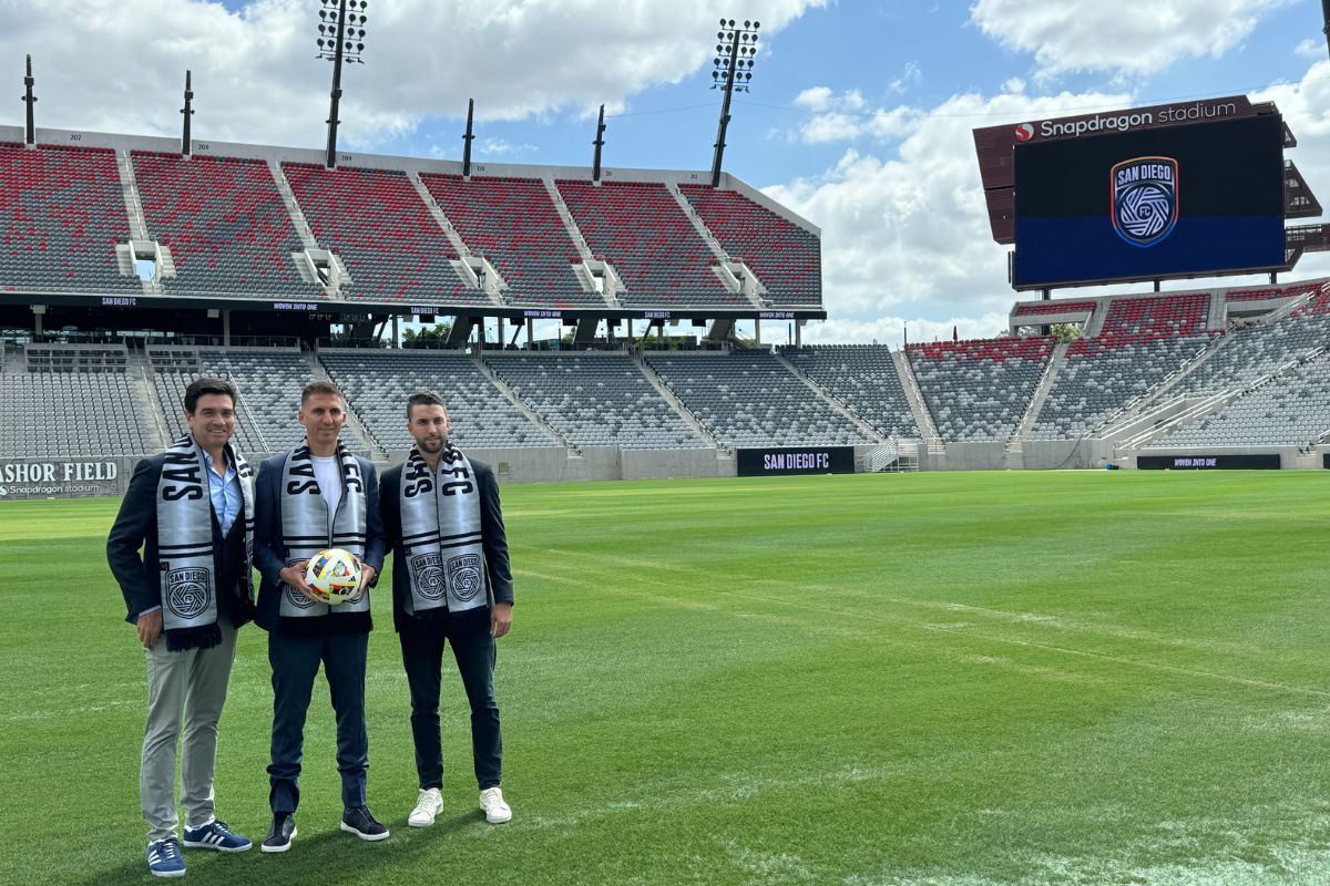 Mikey Varas fue presentado en el Snapdragon Stadium. (Fotos: SportyDeporte.com)