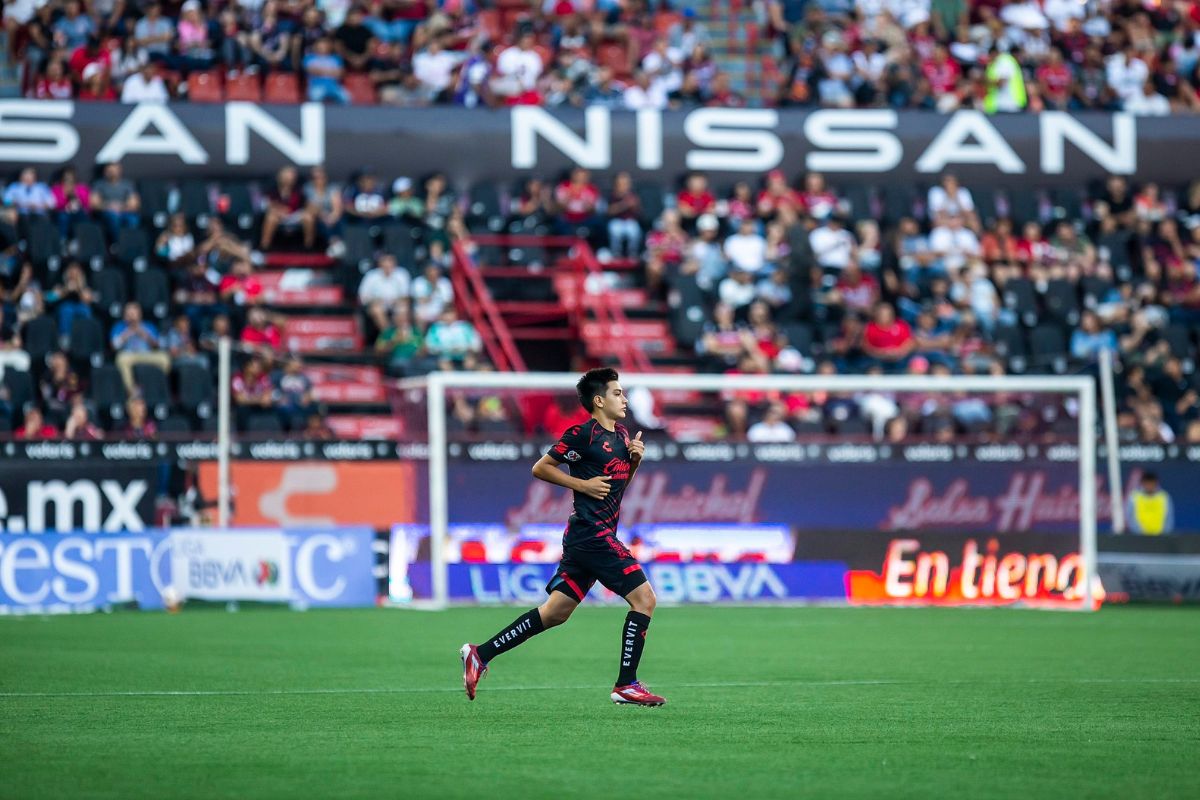 Gilberto Mora Jr. se convirtió también en el más joven de Xolos en la Liga MX. (Fotos X @Xolos)