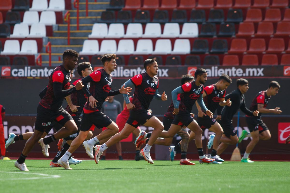 Domingo Blanco y Xolos buscarán mantener el buen paso en la Liga MX. (Fotos: X @Xolos)