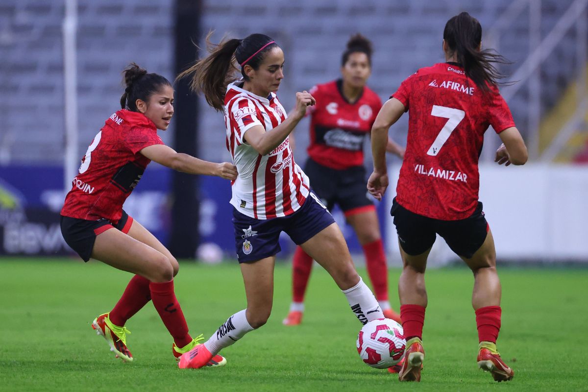 Carolina Jaramillo (Centro) jugó un buen partido ante el equipo de su ciudad natal. (Fotos: X @ChivasFemenil)