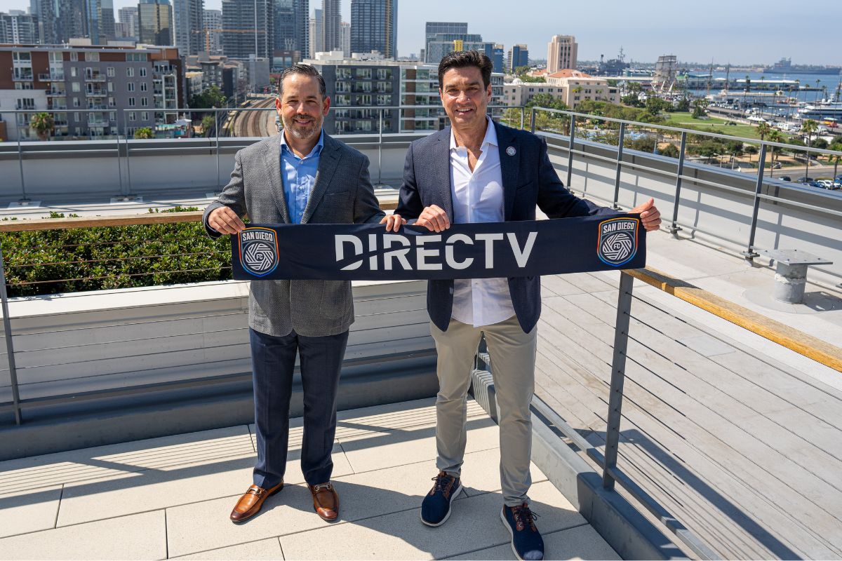 Vince Torres y Tom Penn posan tras anunciar a Directv como patrocinador principal del jersey del SDFC. (Fotos: Cortesía SDFC)