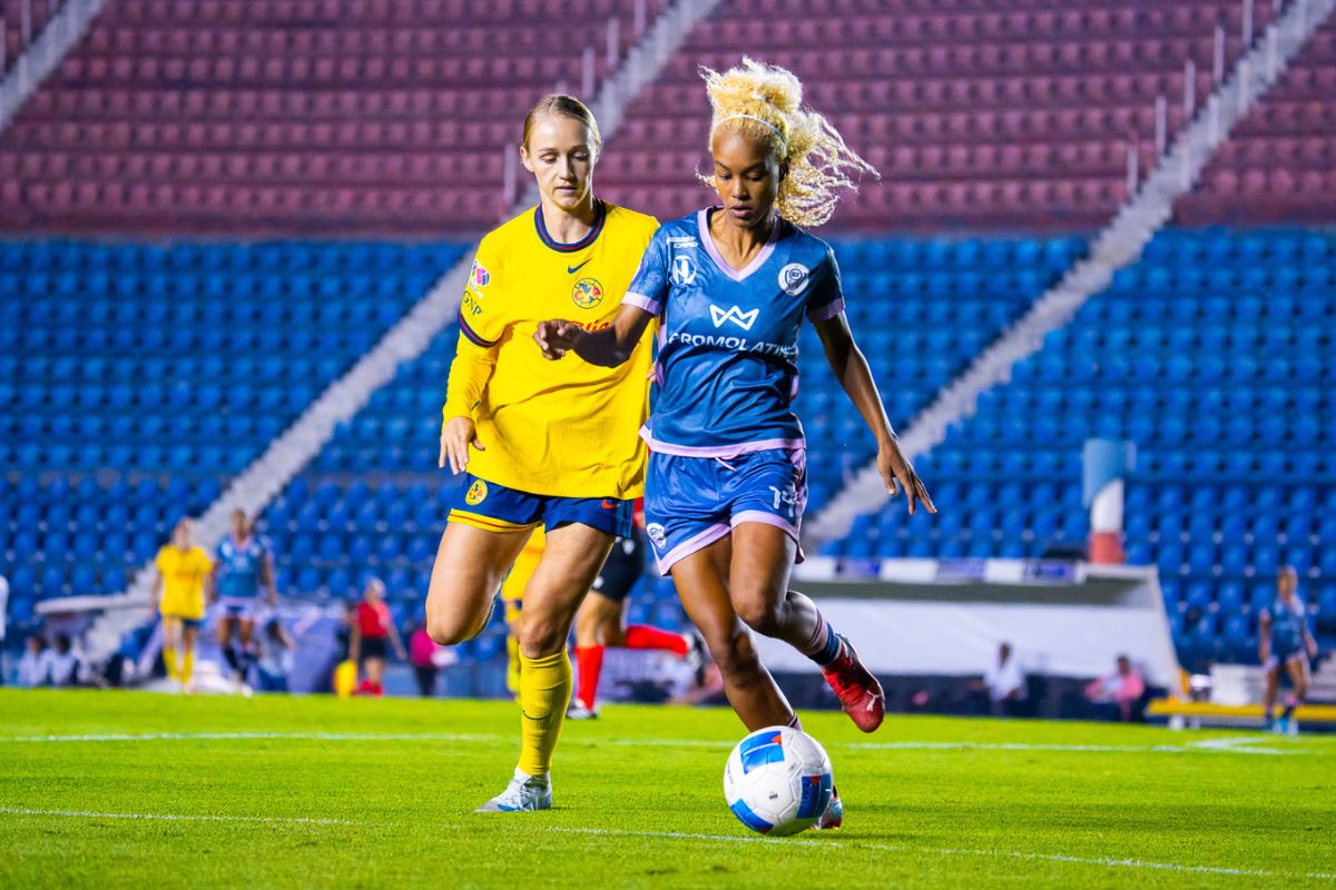 Olymphia vistió al Santa Fé de Panamá en el partido ante las Águilas del América. (Fotos: X @ConcacafW)