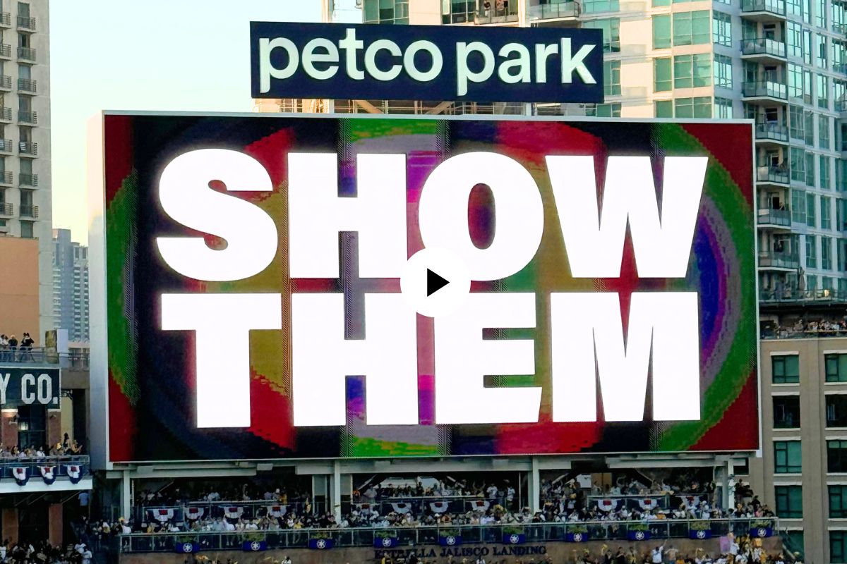 "Muestrales" dice la pantalla gigante del Petco Park. (Foto: SportyDeporte.com)