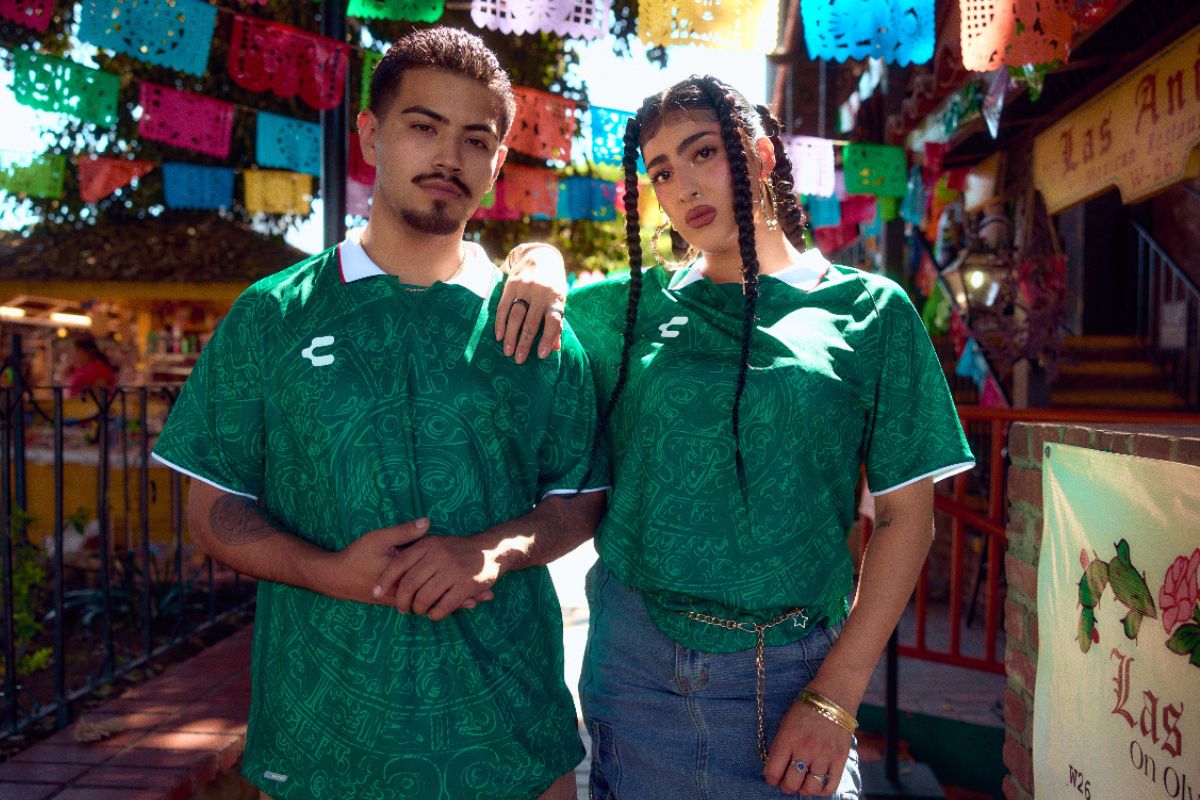 Charly presentó la jersey especial conmemorativa de las fiestas patrias. (Fotos: Cortesía Charly)