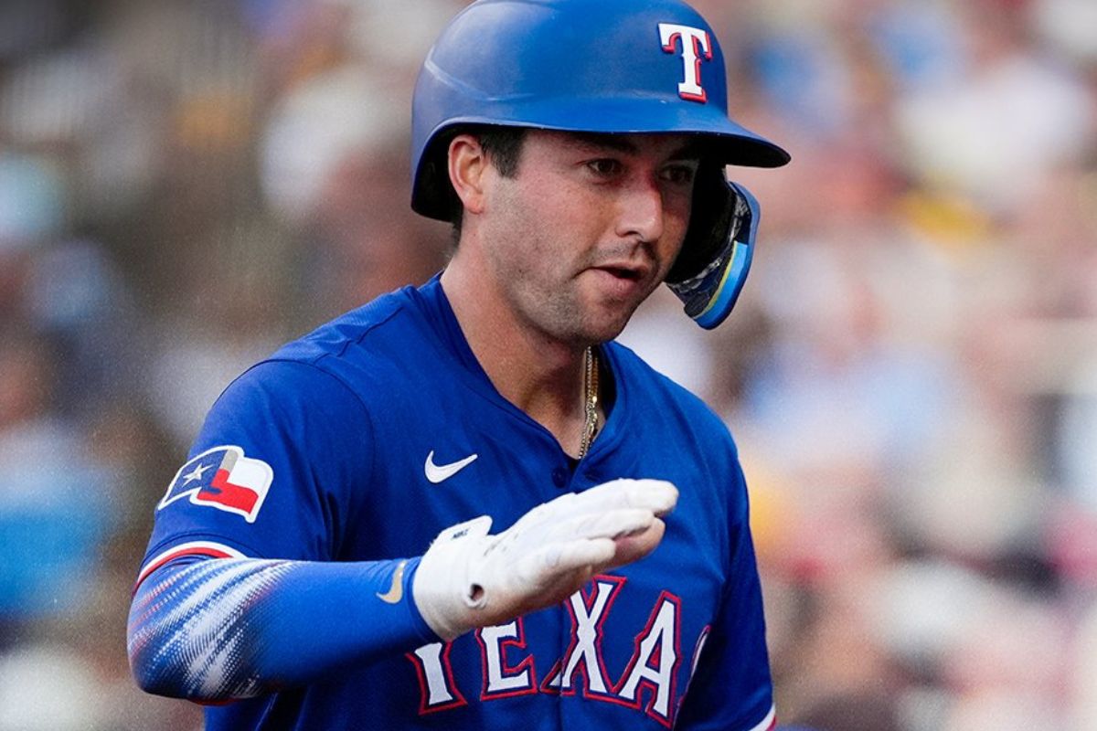 Kyle Higashioka, el catcher de Texas, antes de Padres, que hizo ganar a los Rangers este Sábado. (Foto: X @Rangers)