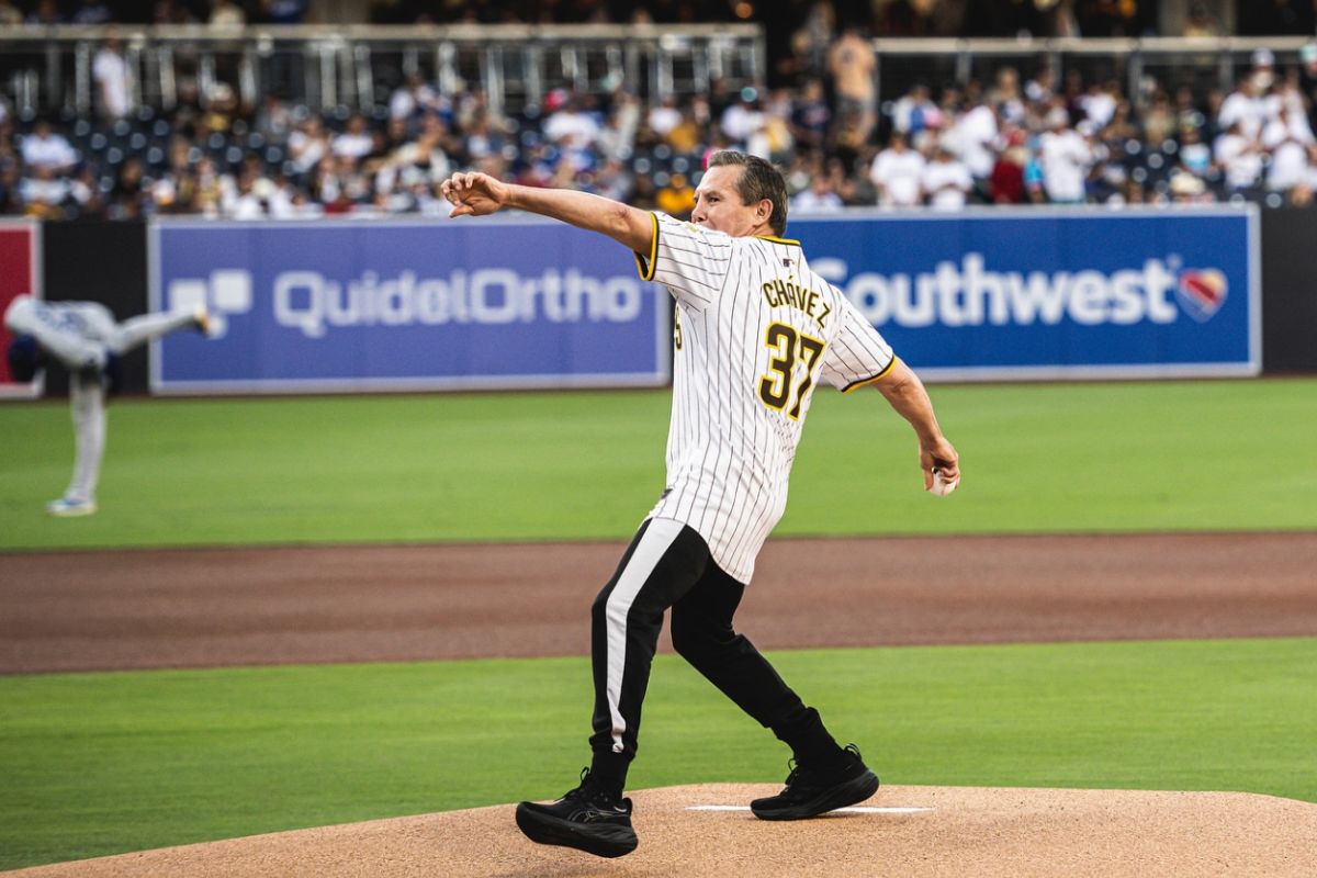 Julio César Chávez en el centro del Petco Park. (Fotos X @Padres)