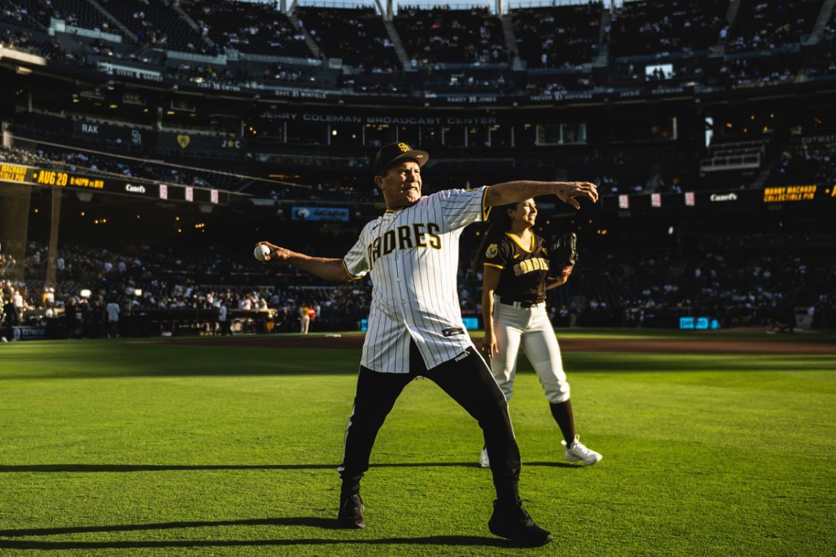 Julio César Chávez en el centro del Petco Park. (Fotos X @Padres)