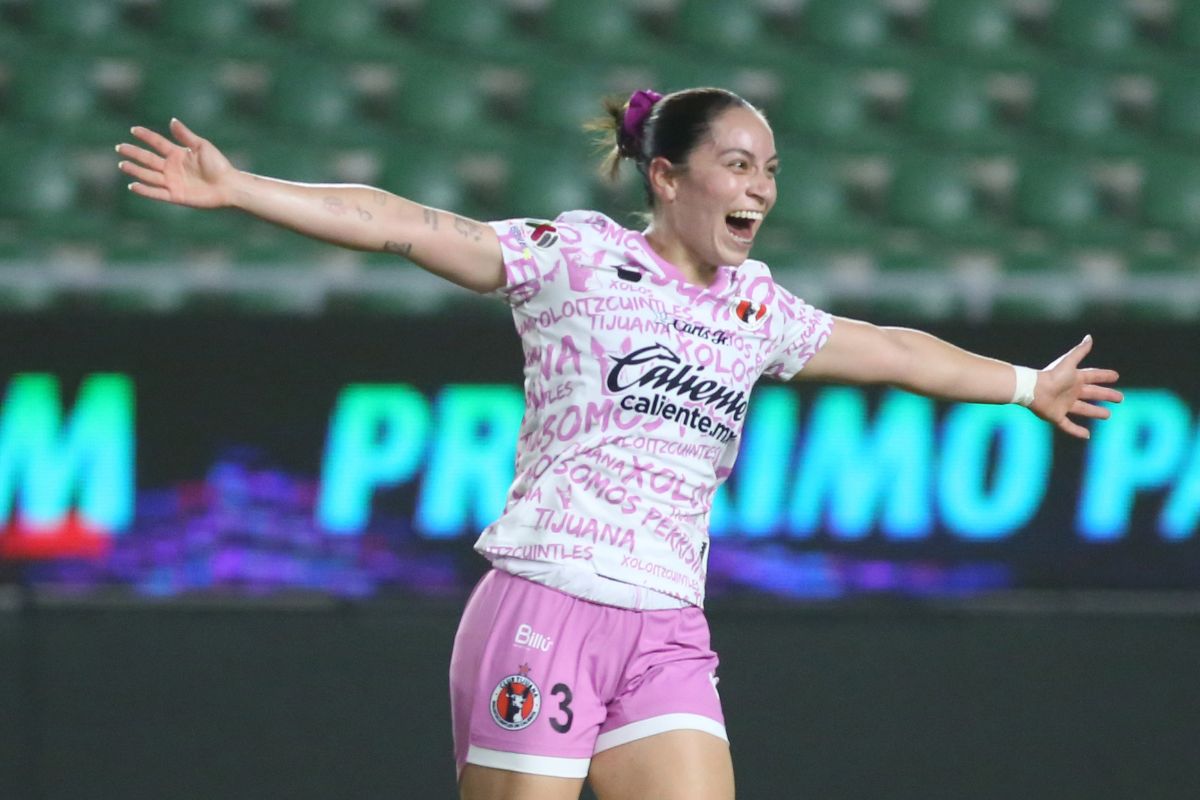 Aisha Solórzano (der.) marcó dos goles en el triunfo de Tijuana en Mazatlán. (Fotos: X @LigaBBVAFemenil @XolosFemenil)