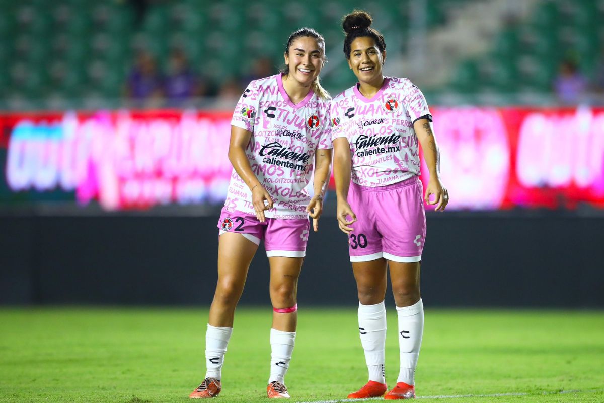 Aisha Solórzano (der.) marcó dos goles en el triunfo de Tijuana en Mazatlán. (Fotos: X @LigaBBVAFemenil @XolosFemenil)