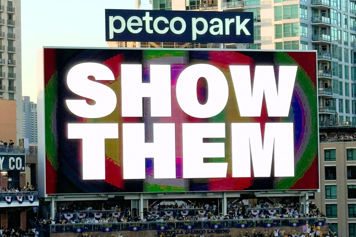 "Muestrales" dice la pantalla gigante del Petco Park. (Foto: SportyDeporte.com)