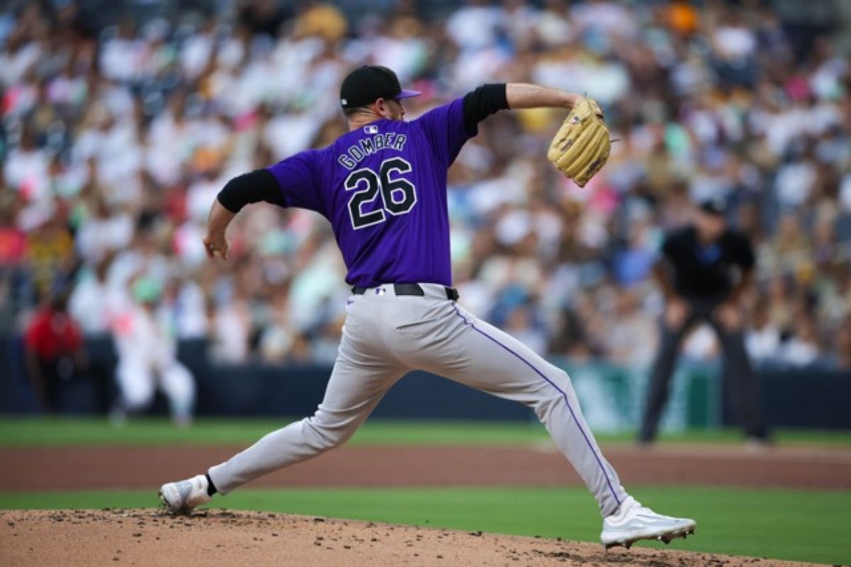 Austin Gomber (3-7) con trabajo de cinco entradas y dos carreras para darle el triunfo a Colorado (Fotos: X @Padres y @Rockies)