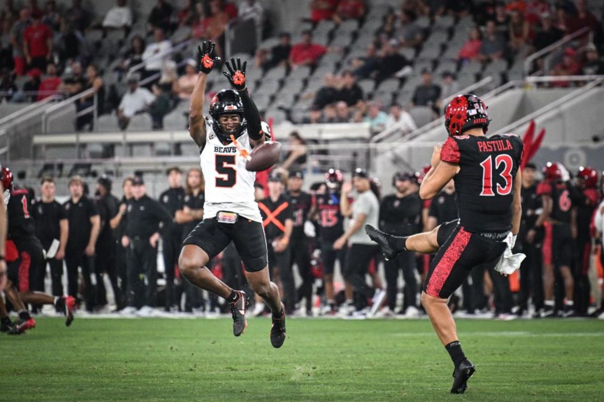 El plan de Sean Lewis fue opacado por Oregon en la segunda jornada de SD Aztecs. (Fotos:  X @BeaverFootball @AztecFB)