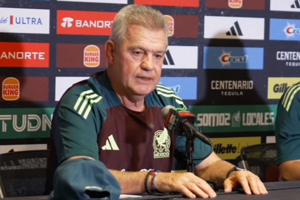 Javier Aguirre durante la conferencia de prensa donde "explicó" la ausencia del Chucky Lozano. (Foto: X @miseleccionmx)