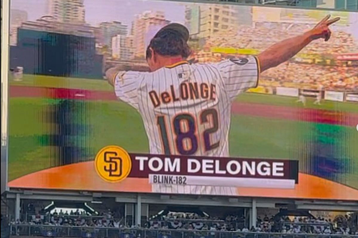 Tom DeLonge lanzó la primera bola en el inicio de la Serie por el Wildcard en el Petco Park. (Foto: Especial)